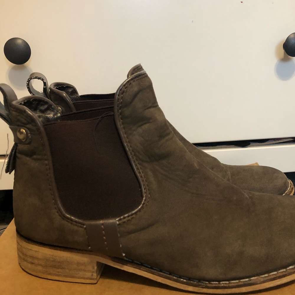 STEVE MADDEN Brown Chelsea Boots